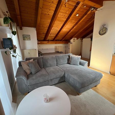 Gemuetliche Dachgeschosswohnung Mit Balkon 艾恩灵 外观 照片