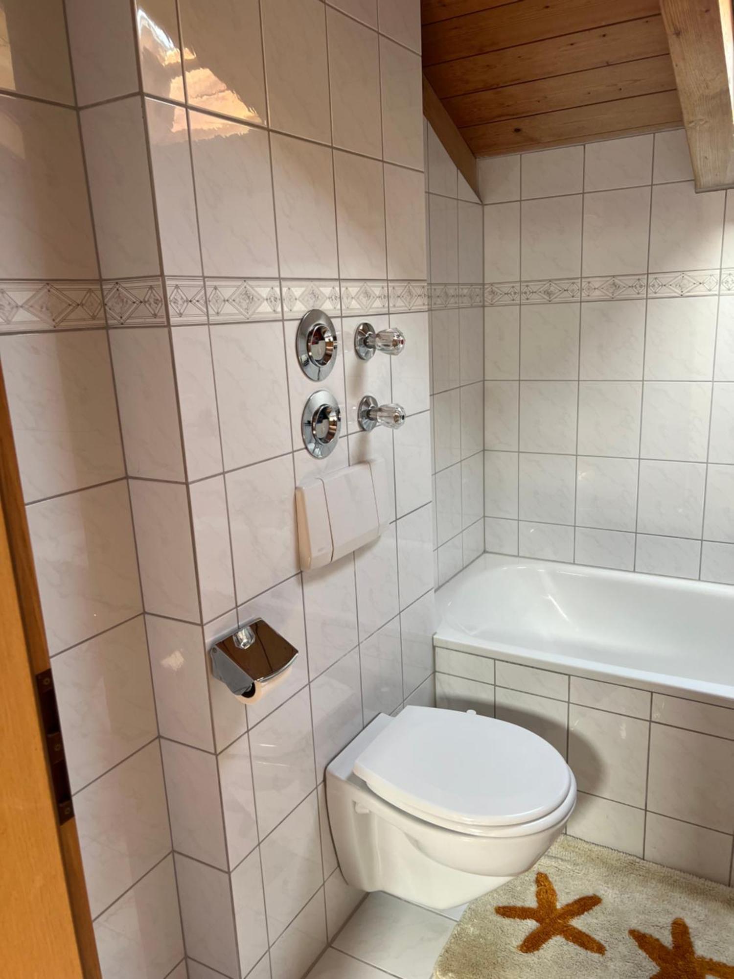 Gemuetliche Dachgeschosswohnung Mit Balkon 艾恩灵 外观 照片