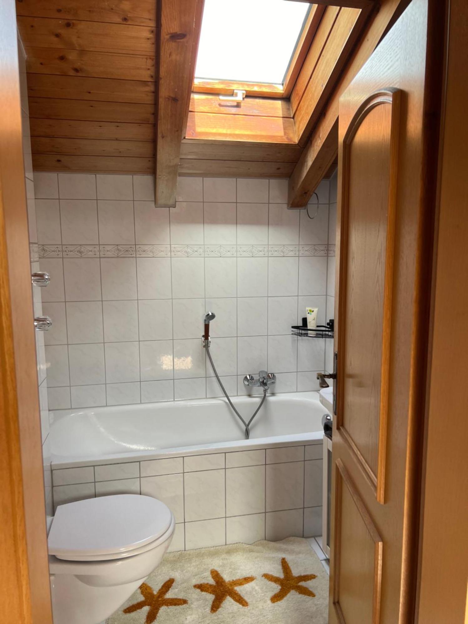 Gemuetliche Dachgeschosswohnung Mit Balkon 艾恩灵 外观 照片