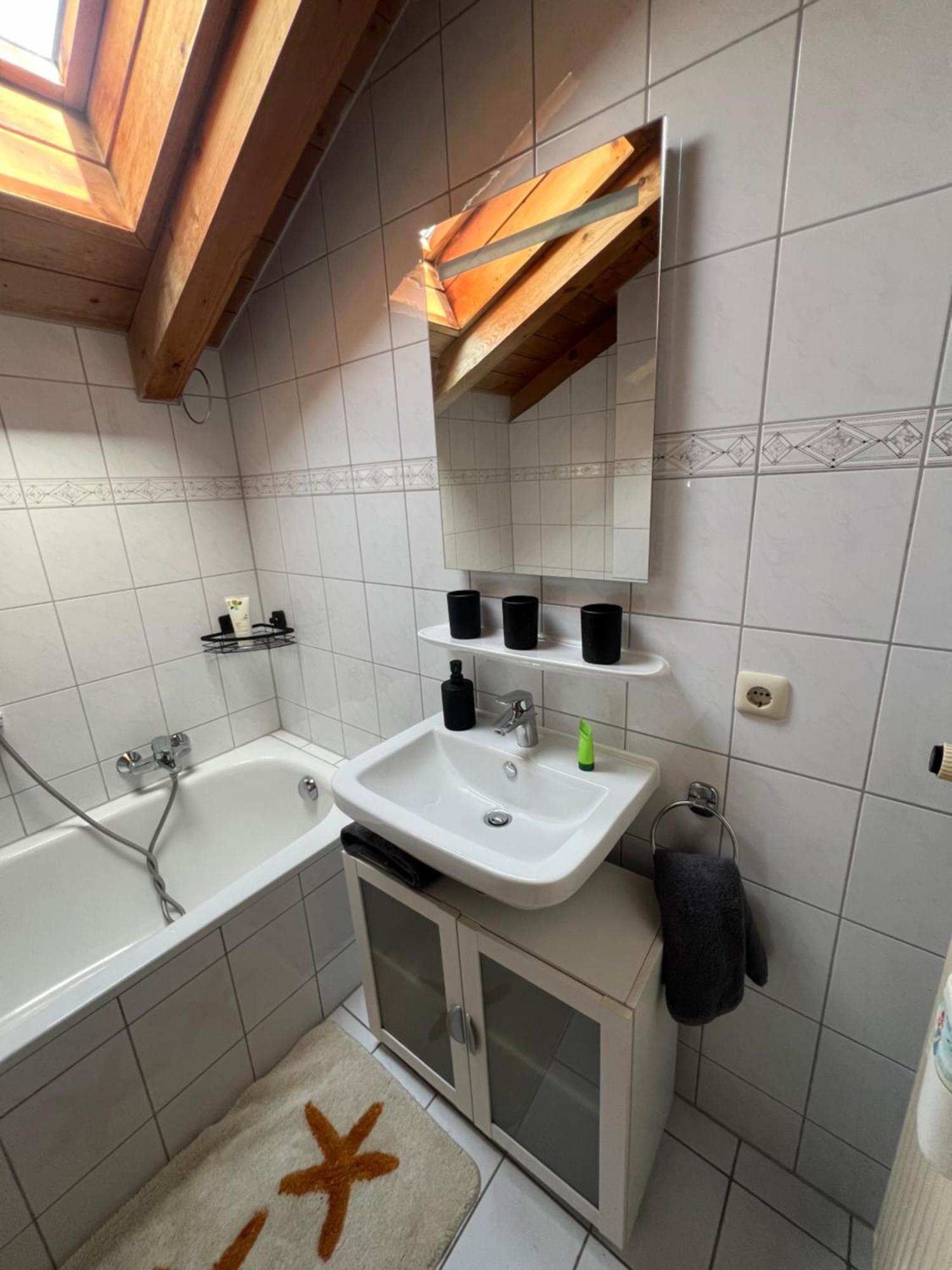Gemuetliche Dachgeschosswohnung Mit Balkon 艾恩灵 外观 照片